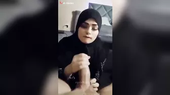 قحبه محبجه بتدلك زب عشيقها ومستمتعه على الاخر وبتتفضح