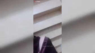 بنوتة جميلة بتصور النودز وتعمل اوضاع تهيج الزب