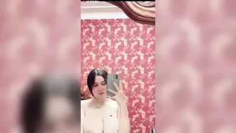 بنوتة جميلة بتصور النودز وتعمل اوضاع تهيج الزب