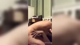 عشيقها نايم وهي تاخد زبه في كسها وتتنطط زي المحرومة