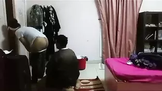 لبوه مربربه اخوها نازل في طيزها لعب وهي تراقب الباب