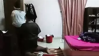 لبوه مربربه اخوها نازل في طيزها لعب وهي تراقب الباب