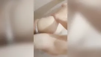 بت جامده اخوها بينيكها من طيزها على الواقف وبيصورها