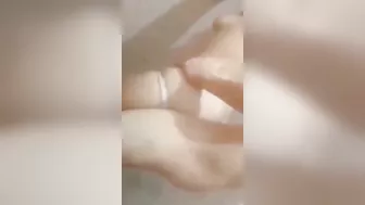 بت جامده اخوها بينيكها من طيزها على الواقف وبيصورها