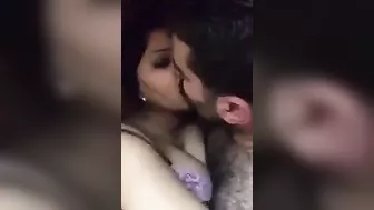 بت لبوه حبيبها واخدها البيت نازله فيها بوس ويفشخ كسها