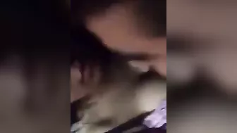 بت لبوه حبيبها واخدها البيت نازله فيها بوس ويفشخ كسها