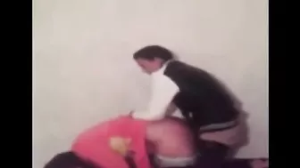 فلاحه مزنوقه من جارها ونازل في بزازها تقفيش وينيكها