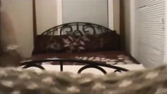 فخادها ملبن ورفعاله رجليها وهو شغال فشخ في كسها