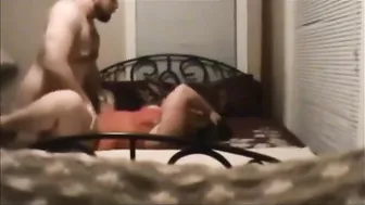 فخادها ملبن ورفعاله رجليها وهو شغال فشخ في كسها