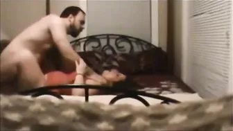 فخادها ملبن ورفعاله رجليها وهو شغال فشخ في كسها