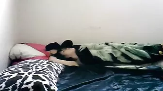 جسمها نار رفعاله رجليها وسيباه يتعامل في كسها على السرير