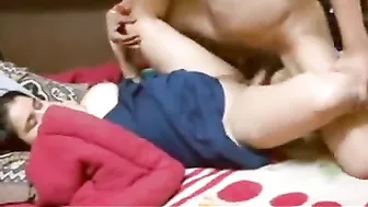 بت بتعشق مص الزب عشيقها منيمها وبيحط زبه في طيزها كله