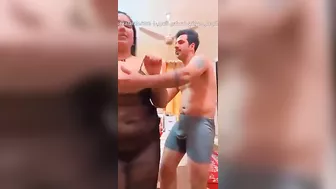 نيج عراقية على الواقف حبيبها يقفش بزازها وطيزها