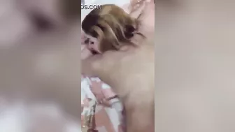 فرسه متاخده على السرير وبتتناك وتشتم حبيبها الهيجان