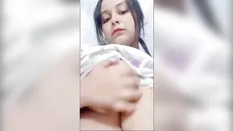 البت ماسكه بزازها الملبن وفشخاهم تقفيش وتدلع