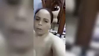 فلاحة مصرية بتصور لعشيقها النودز على سرير جوزها