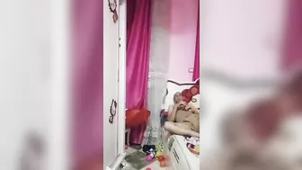 ديوث مصري نازل في بزازها تقفيش وينيكها وهو بيصورها