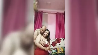 ديوث مصري نازل في بزازها تقفيش وينيكها وهو بيصورها