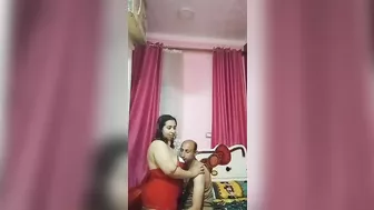 ديوث مصري نازل في بزازها تقفيش وينيكها وهو بيصورها