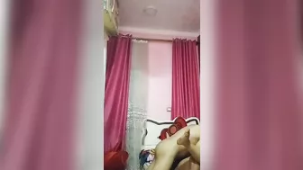 ديوث مصري نازل في بزازها تقفيش وينيكها وهو بيصورها