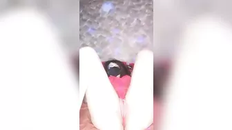 ممحونه عربيه مع متابعينها بتعرض جسمها وتفتح كسها