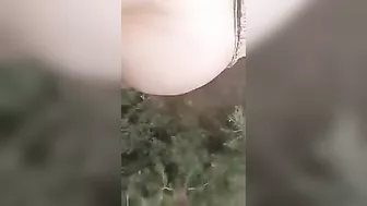 عربيه مربربه صديق زوجها بيحطلها زبه خلفي في الحديقه