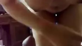 مصريه ملبن خالها مقلعها ملط ومخليها تمص زبه وينيكها