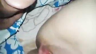 الشرموطه بتصور طيزها وزب اخوها بيدخل فيها كامل
