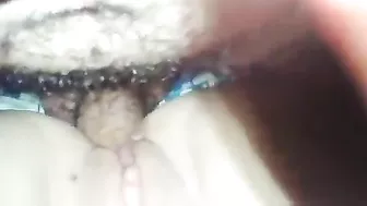 الشرموطه بتصور طيزها وزب اخوها بيدخل فيها كامل