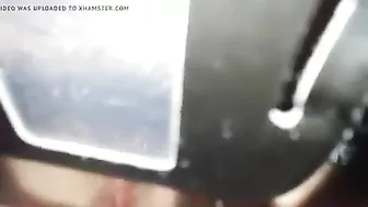الشرموطه بتصور طيزها وزب اخوها بيدخل فيها كامل