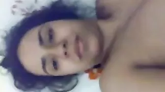 البت بزازها مربربة وحبيبها مش راحم كسها على السرير
