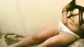 اخ بيصور اخته الشرموطه على سريرها وهي بتلعب في كسها