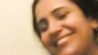 اخ بيصور اخته الشرموطه على سريرها وهي بتلعب في كسها