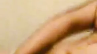 اخ بيصور اخته الشرموطه على سريرها وهي بتلعب في كسها