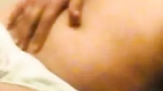 اخ بيصور اخته الشرموطه على سريرها وهي بتلعب في كسها