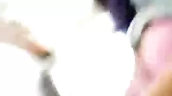 واد واخد شرموطه على الكرسي بينططها على زبه ويصورها