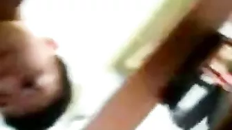 واد واخد شرموطه على الكرسي بينططها على زبه ويصورها