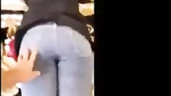 لبوه طيزها ملبن الواد نازل تقفيش وضرب في طيزها ويصورها