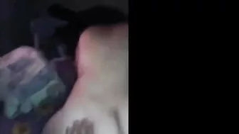 الواد فاشخ كسها وطيزها نيك من ورا وهي تقوله صورني