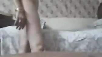 لبوه مصريه بتقلع هدومها وتنزل على الزب تنطيط بهيجان