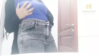 البت واقفه تعرض بزازها وتلعب في كسها لحبيبها بالهدوم