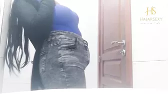البت واقفه تعرض بزازها وتلعب في كسها لحبيبها بالهدوم