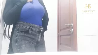 البت واقفه تعرض بزازها وتلعب في كسها لحبيبها بالهدوم