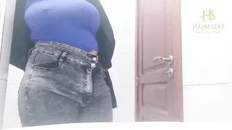 البت واقفه تعرض بزازها وتلعب في كسها لحبيبها بالهدوم