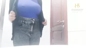 البت واقفه تعرض بزازها وتلعب في كسها لحبيبها بالهدوم