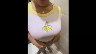 متناكه مصريه بتمص الزب في الحمام وتتناك بكل الاوضاع