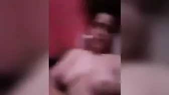 بت مصريه مولعه قالعه وبتعرض لحبيبها وتمسك بزازها الملبن