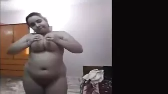 شرموطه مصريه بتعرض وتفشخ بزازها الكبيره تقفيش