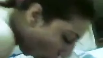ممحونه بتمص الزب وتنزل عليه بكسها زي المحرومه من النيك