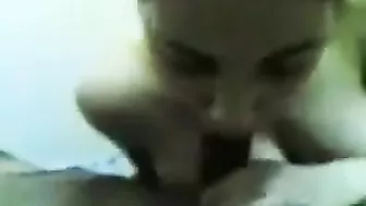 ممحونه بتمص الزب وتنزل عليه بكسها زي المحرومه من النيك